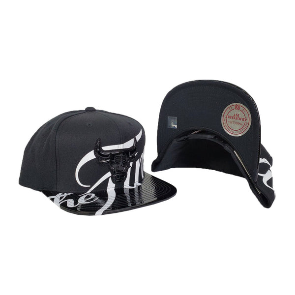 [最終値下げ]Mitchell & Ness Chicago Bulls 黒白 Chicago Bulls NBA Cap by Mitchell & Ness --> Shop Hats