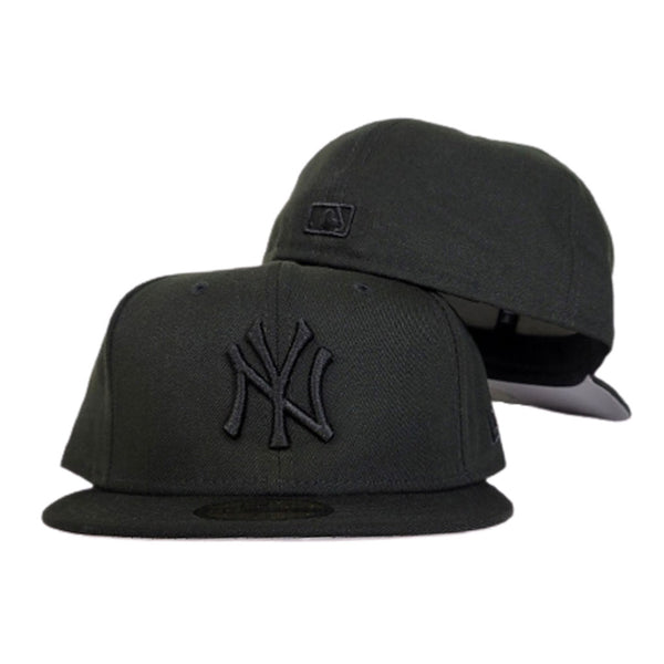 New Era 59Fifty New York Yankees Black On Black Logo Fitted