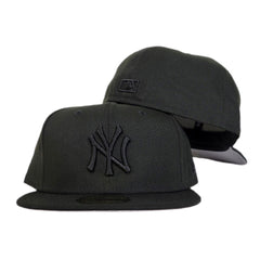 New Era 59Fifty New York Yankees Black On Black Logo Fitted
