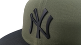 New Era Oilve - Black New York Yankees Black Metal Badge Snapback hat