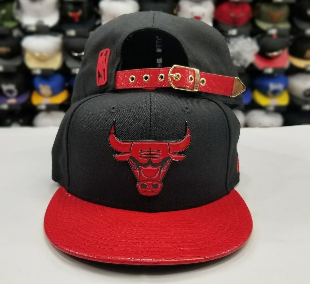 New Era 9Fifty NBA Chicago Bulls Black / Red Metal Badge Strapback Hat
