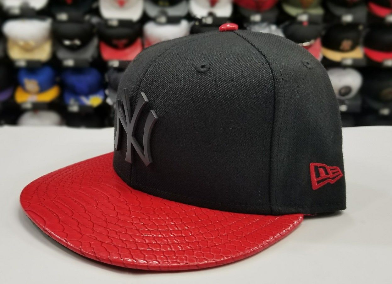 New Era 9Fifty MLB New York Yankee Black / Red Metal Badge Strapback Hat