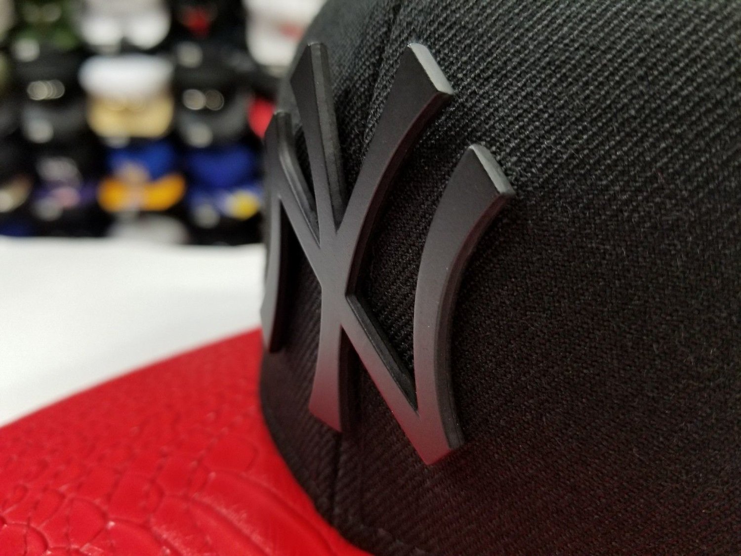 New Era 9Fifty MLB New York Yankee Black / Red Metal Badge Strapback Hat
