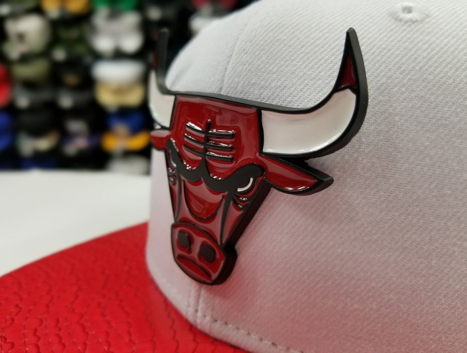 New Era 9Fifty NBA Chicago Bulls White / Red Metal Badge Strapback Hat